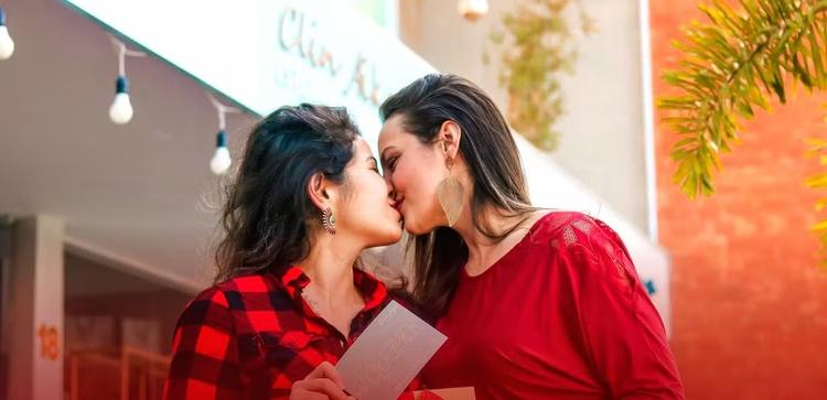Casadas no Dia do Orgulho LGBT+, mulheres contam como realizaram sonho da maternidade e formaram família em Divinópolis