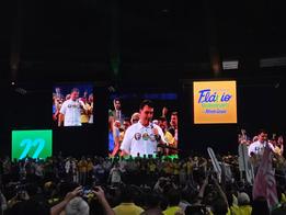 Em comício, Flávio Bolsonaro promete classificar facções como terroristas e promete 'declarar guerra'