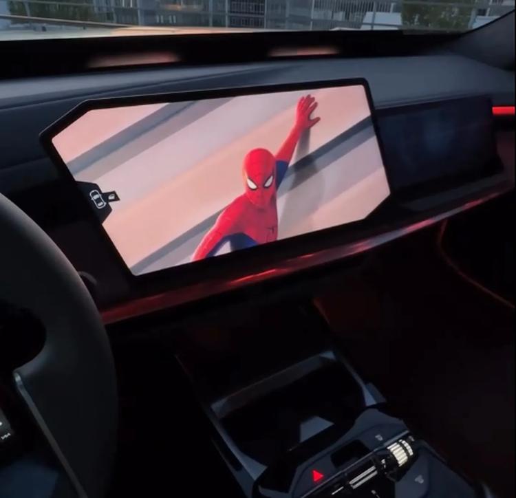 Homem-Aranha na BMW abre discussão: montadoras podem colocar propaganda na tela do carro?