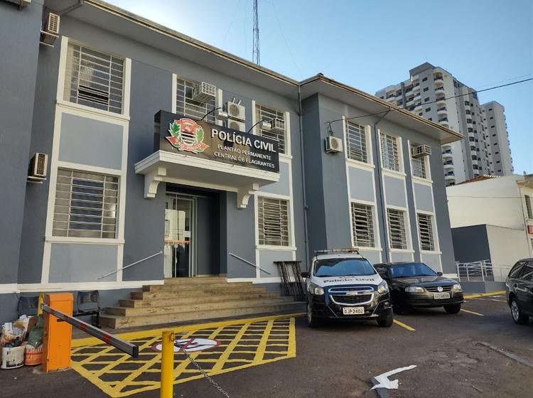 Criminosos armados invadem comércio, roubam R$ 10 mil e fogem de moto no interior de SP