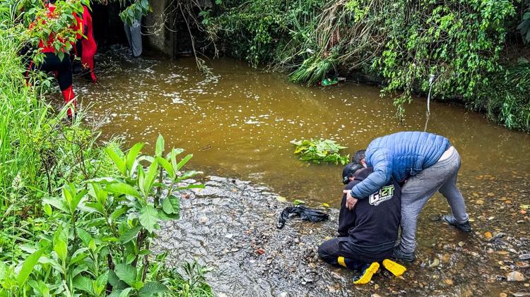 FOTO: Filho se ajoelha ao encontrar corpo de pai levado pela correnteza no RS
