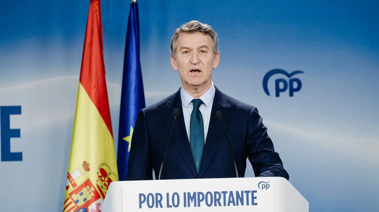 Feijóo dice que el Gobierno "está podrido, con 12 sumarios en los juzgados" y subraya que todo sale a la luz: "La democracia funciona"