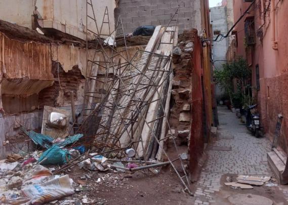 حائط مهدد بالانهيار يرعب ساكنة درب التوارك بمراكش + صور