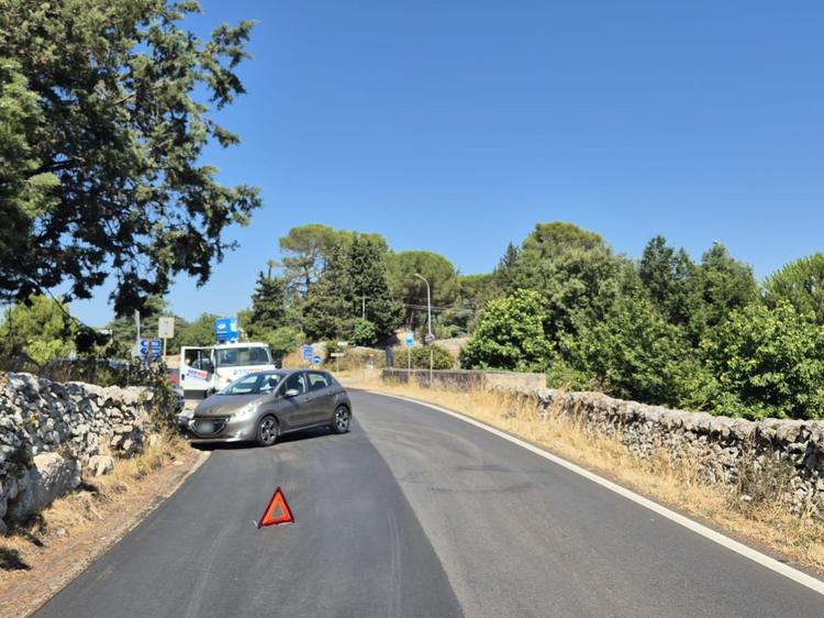 Martina Franca: auto sbanda per evitare un autocarro, nessun ferito