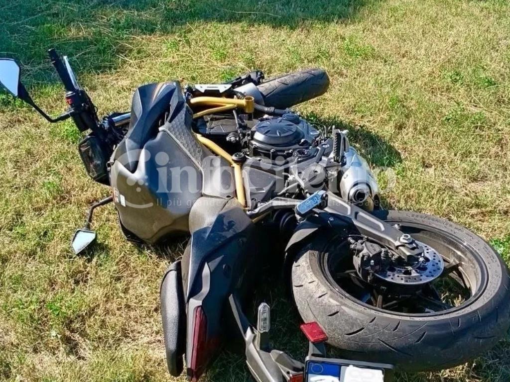 Incidente a Capaccio Paestum: scontro tra auto e moto al Rettifilo, due feriti