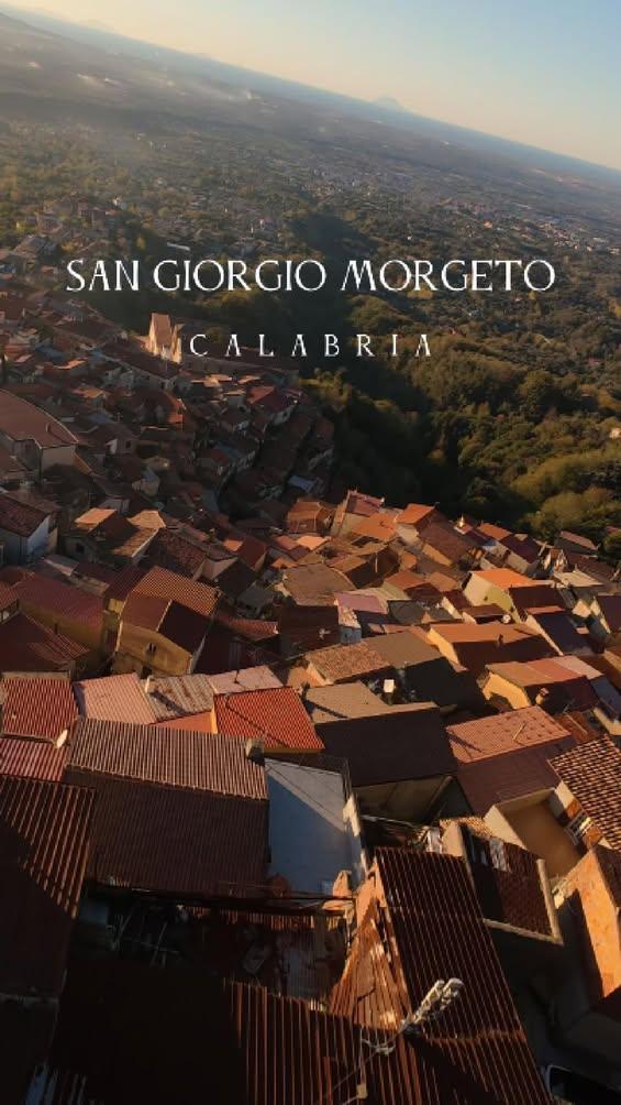 Bellissimo! ☀️🧡Volando tra la roccia e la storia: il borgo medievale di San Giorgio Morgeto visto dall'alto. ✈️❤️🇮🇹 ....