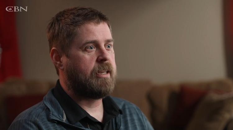 Homem é liberto do alcoolismo após clamar por ajuda a Deus: “Tirou um fardo de mim”