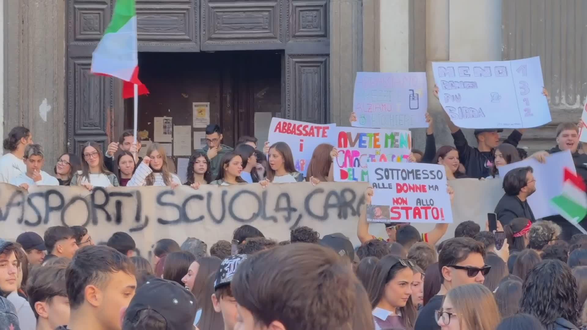 Giugliano, studenti dell’area nord in corteo contro il carovita e tagli alla scuola