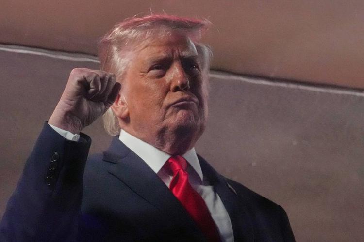Trump, i fischi le trattative e la promessa: "Vendetta"