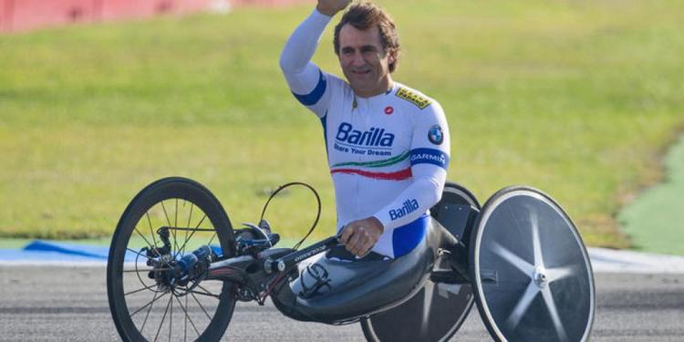 È morto Alex Zanardi: addio al pilota che insegnò al mondo come sfidare l'impossibile