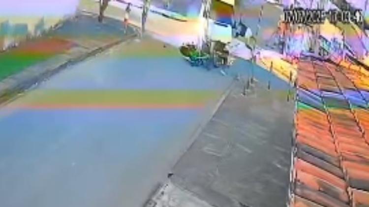 VÍDEO: Motociclista roda no ar após batida com van e fica em estado grave em Paracatu