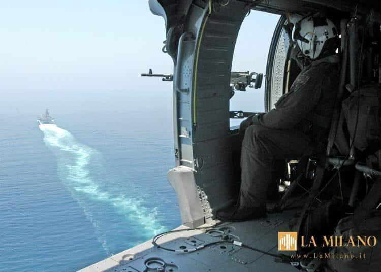 Iran lancia missili contro una base Usa in Giordania, colpite tre petroliere a Hormuz: raid in Iraq e petrolio in rialzo
