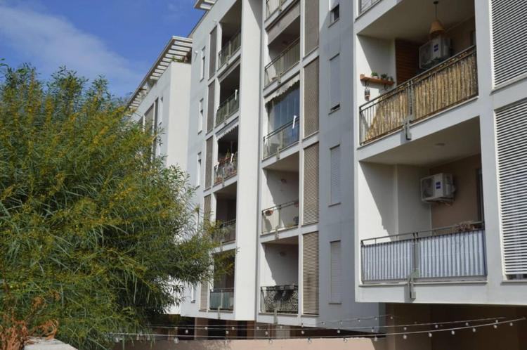 La 66enne precipita dal terzo piano e muore. Non si esclude omicidio