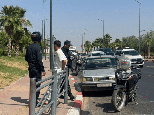 فرقة الدراجين بسيدي يوسف بن علي تطيح بمبحوث عنه بعد توقيف سيارة مشبوهة