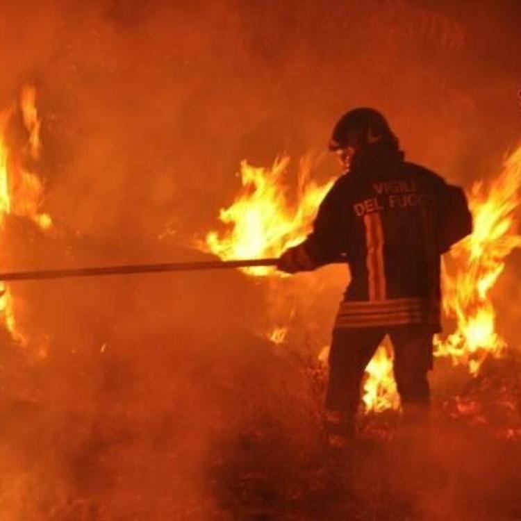 Brucia le sterpaglie e muore nell'incendio. La vittima è un 89enne di Lecce