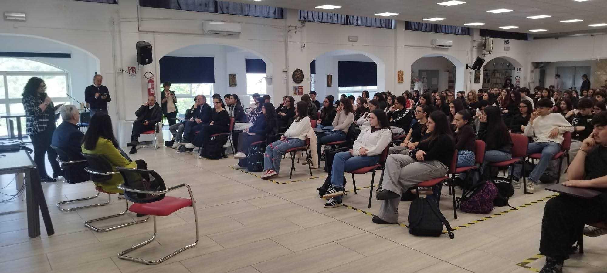Maurizio De Giovanni al Pomponio Leto: la lezione sull’autenticità che incanta gli studenti