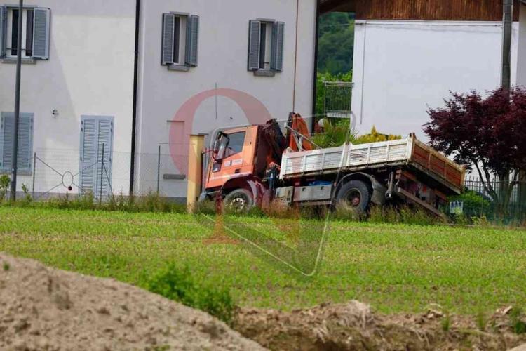 loranze camion perde escavatore
