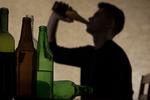 Así empuja la soledad al cerebro masculino hacia el alcohol