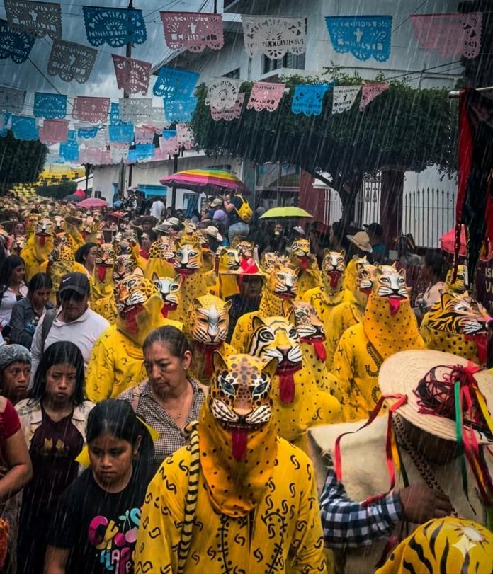 Lluvia sorprende en el inicio de Corpus Christi en Suchiapa