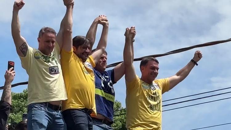 Em último dia de campanha, Flávio Bolsonaro faz motocarreata ao lado de Tarcísio no interior de SP