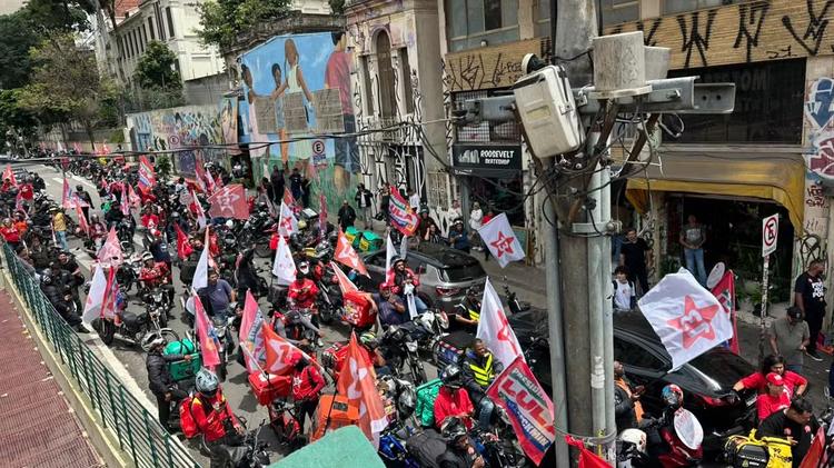 Entregadores de aplicativo fazem ‘motociata’ em favor de Lula em SP