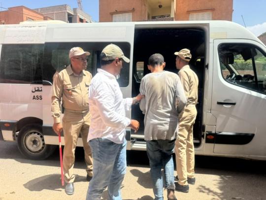 سلطات أسيل تخلي منزلا مهجورا بعرصة القرطبي من المتشردين + صور