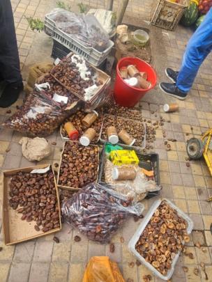 حصري حملة مراقبة بساحة جامع الفنا تنتهي بإتلاف 400 كيلوغرام من مواد غذائية فاسدة