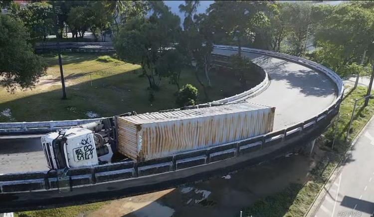 Caminhão-baú tomba em viaduto no Recife; vídeo mostra momento do acidente