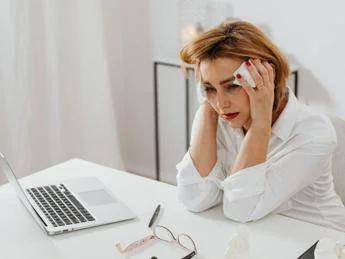 Tumore al seno: vampate per 70% donne con cancro al seno, esperti: "Un aiuto da terapia orale"