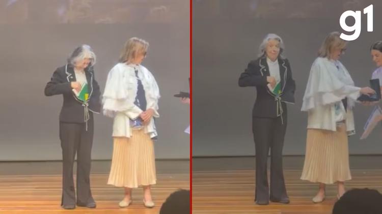 VÍDEO: ministra Cármen Lúcia não desgruda da Constituição em evento e guarda livro dentro do casaco para receber homenagem em MT