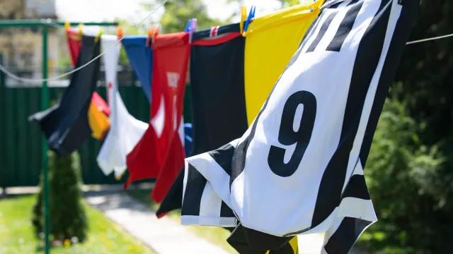 Como lavar camisa de futebol sem estragar estampas e tecidos