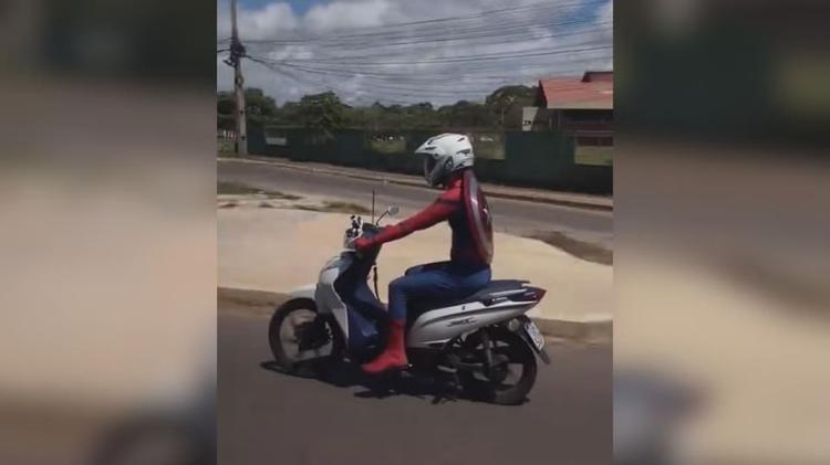 Homem-Aranha pilotando moto com escudo do Capitão América viraliza no AP; VÍDEO
