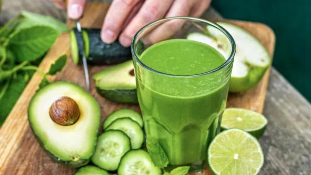 Cardiologista revela as 5 bebidas saudáveis que evita ingerir