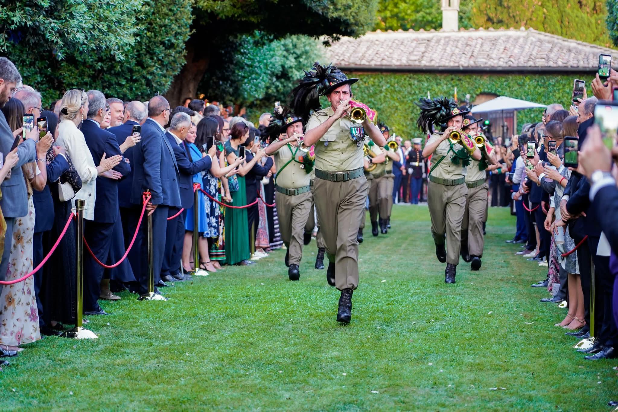 Villa Taverna celebra l’Indipendenza americana: il cilentano Francesco Malandrino guida la fanfara dei Bersaglieri