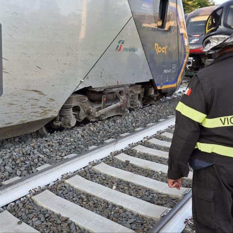 Treno deraglia dopo l'investimento di due mucche a Montelibretti: nessun ferito