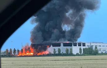 Maxi incendio a Finale Emilia, in fiamme capannone industriale. L'Ausl: "Finestre chiuse e condizionatori spenti"