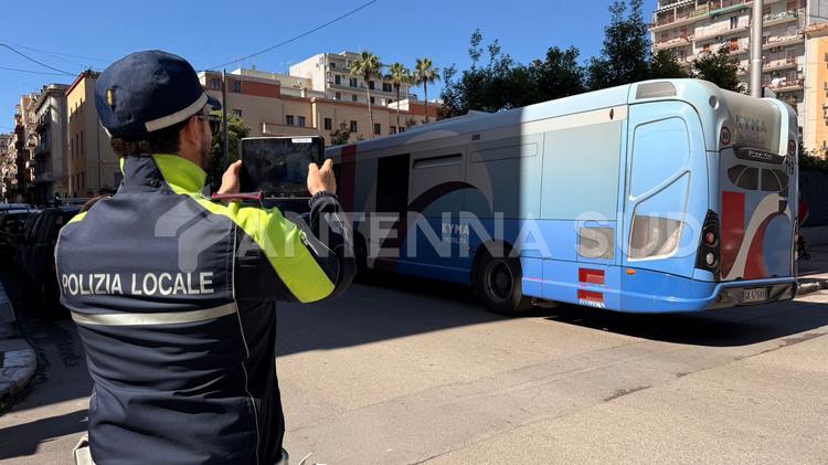 Taranto, paura per i passeggeri di un bus ad un incrocio