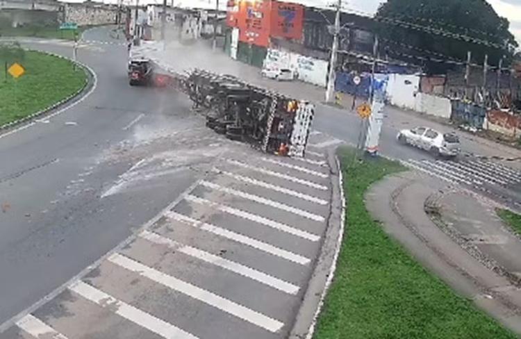Câmera de segurança flagra tombamento de carreta com vigas de concreto em Maceió