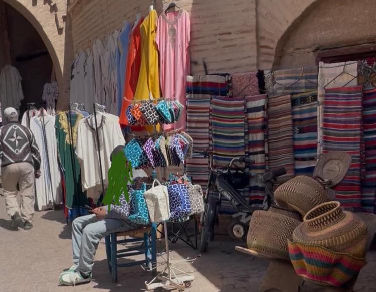 احتلال محيط ضريح سيدي عبد العزيز وطمس معالمه على طاولة والي جهة مراكش +صور