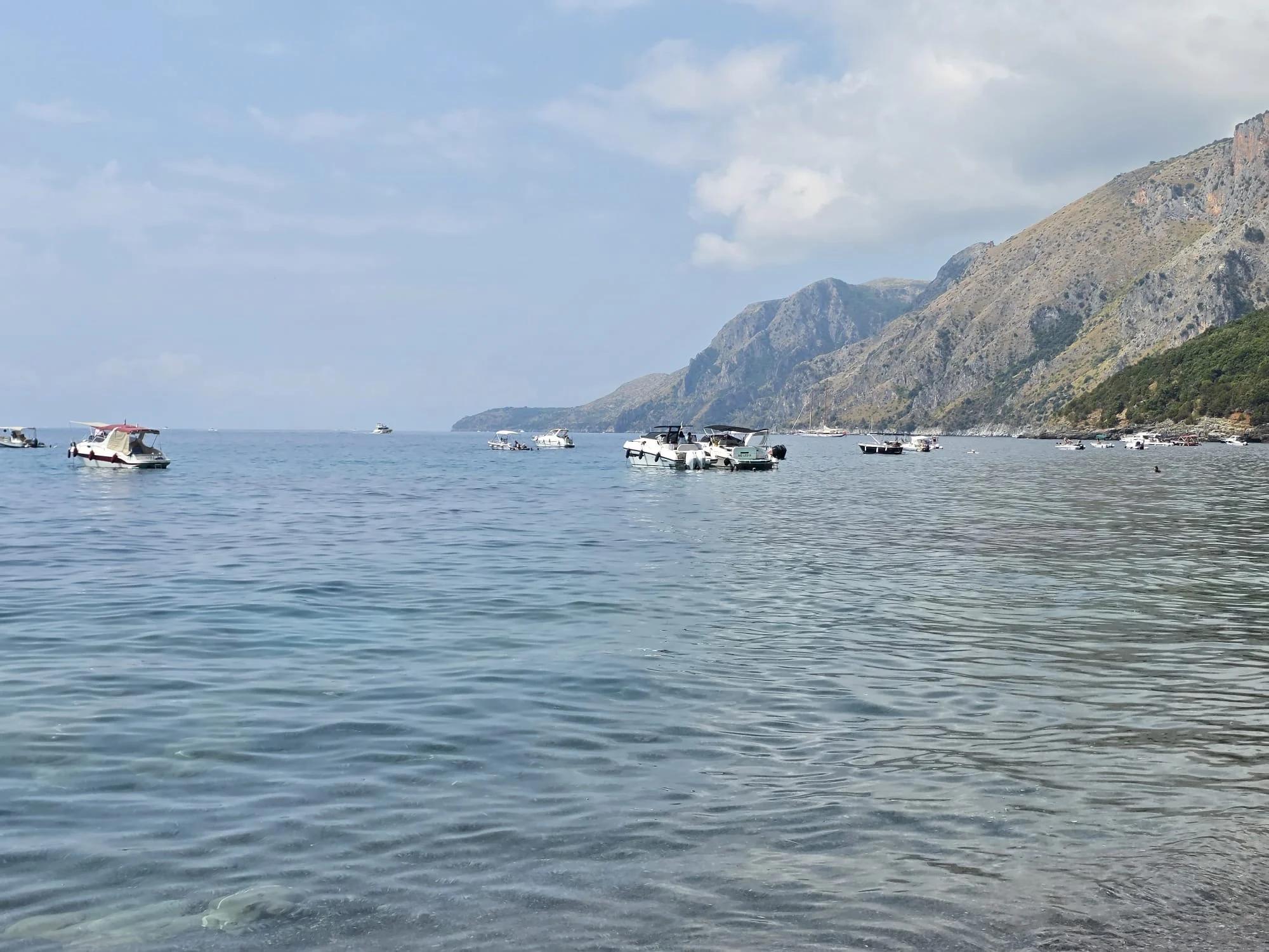 Barche a motore sotto costa alla Molara: scatta la segnalazione alla Guardia Costiera
