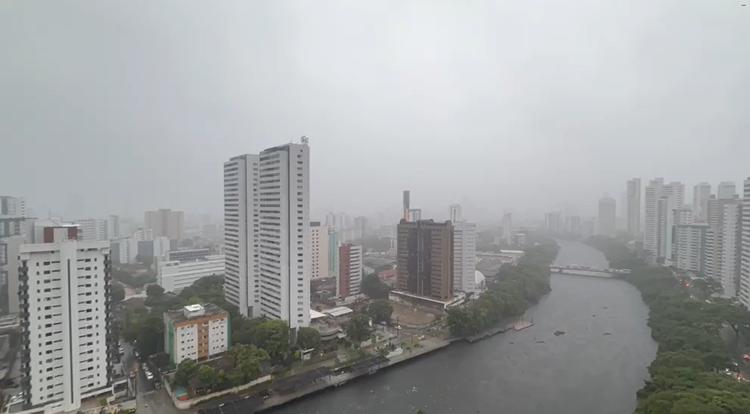 Chuva forte volta ao Norte e Nordeste nesta terça; Sul tem calor antes de massa polar derrubar temperaturas