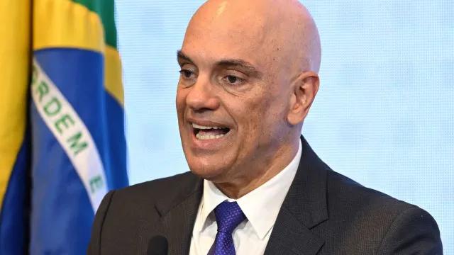Moraes autoriza Flávio Bolsonaro a retomar visitas ao pai e mantém veto a declarações políticas