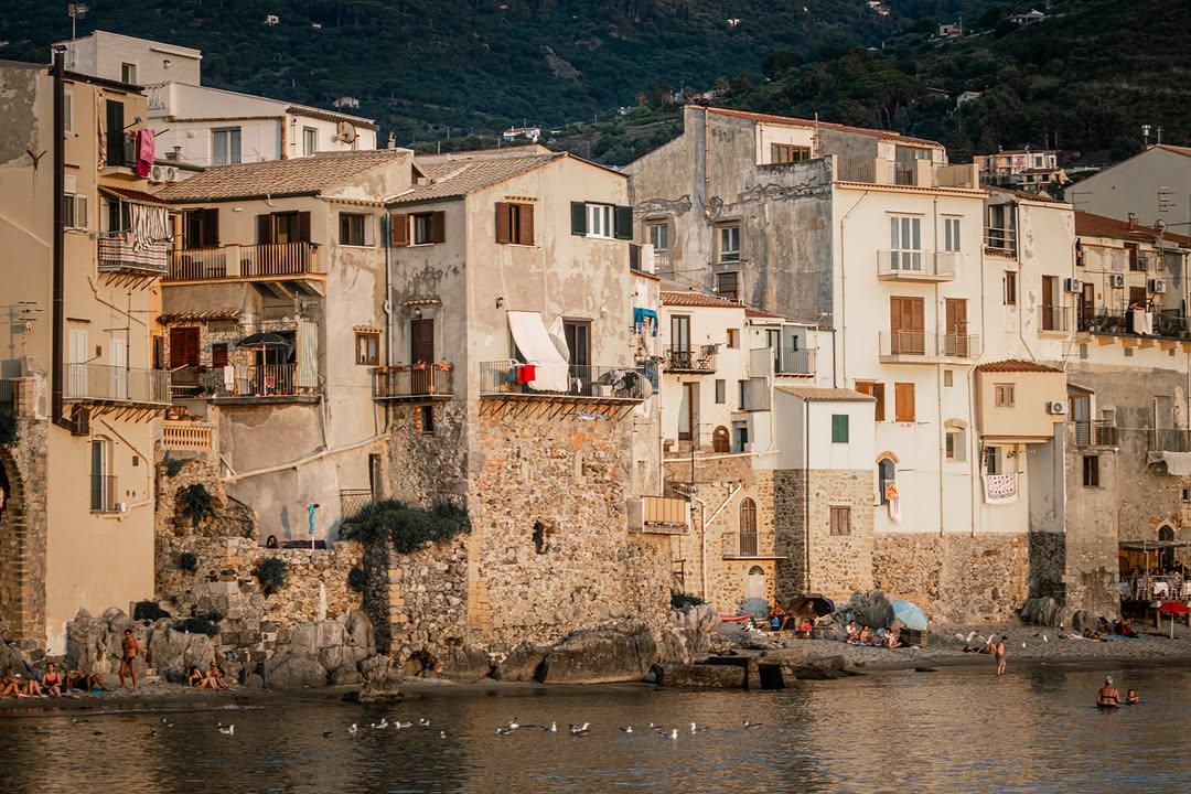Chi non vorrebbe affacciarsi qui e respirare l'odore del mare? #visitcefalu