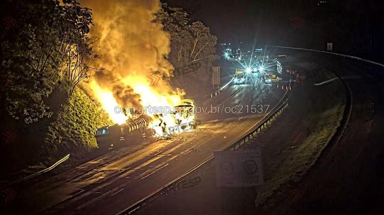 Carretas pegam fogo após colisão, e Rodoanel é interditado em SP
