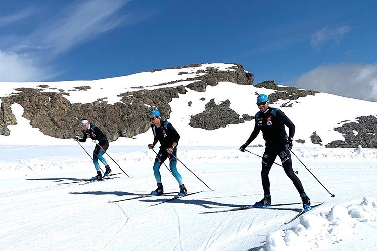 SKI DE FOND - Les skieurs et skieuses de l'équipe de France profitent d'un superbe stage à Tignes cette semaine. Et ils commencent à accélérer le tempo. Les premières intenses arrivent...
