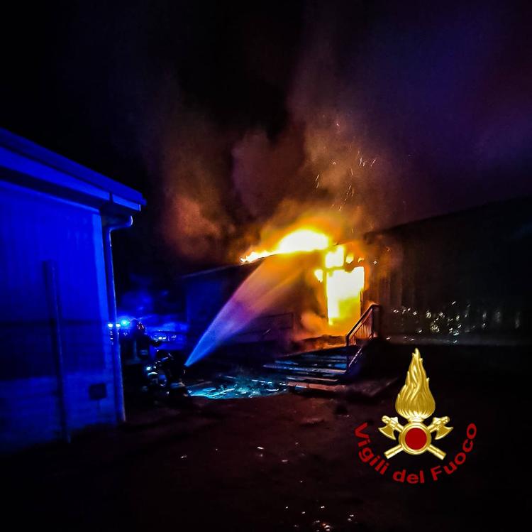 torino grugliasco incendio prefabbricato