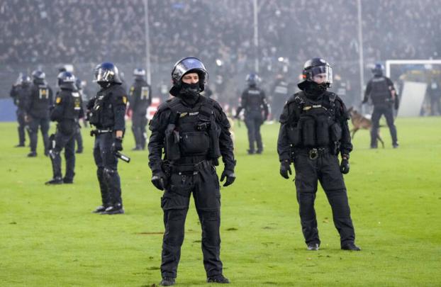 إصابة 35 شرطيا واعتقال مشجعين بعد أعمال شغب في مباراة بكأس ألمانيا