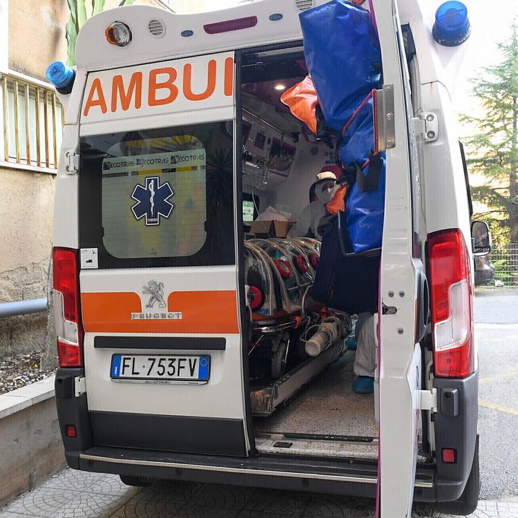 Investe 4 ciclisti dopo una lite nel Torinese e si consegna ai carabinieri