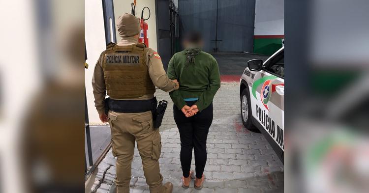 Mulher condenada por furto qualificado é presa pela Polícia Militar em Balneário Camboriú
