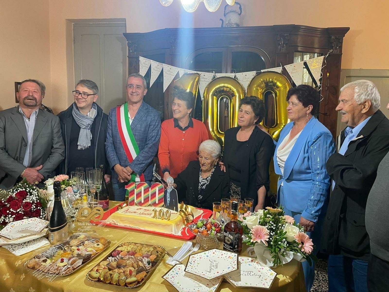 Sala Consilina in festa per i 100 anni di nonna Felicia Mele: il compleanno speciale e l’omaggio del sindaco